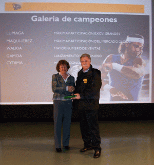 Brunhilde Rygiert, Directora General de JCB Espaa, haciendo entrega del galardn al representante de Cydima