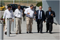 El ministro Miguel Arias Caete entrando a las instalaciones de John Deere, junto con Germn Martnez...