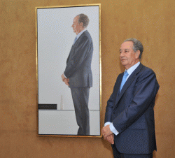 Villar Mir, junto al retrato descubierto hoy en el Colegio de Ingenieros