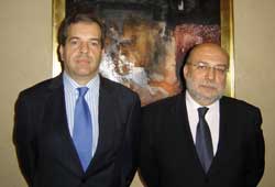 Jon Baltza Varc�rcel, director gerente de Comafe (a la izquierda) y Luis Anchuelo, presidente de la Cooperativa...