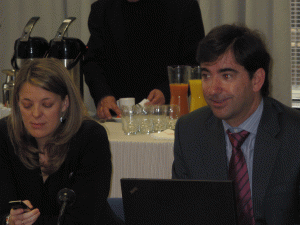 La Directora de Marketing y el Director General de Saint-Gobain PAM Espa�a, durante la presentaci�n de Blutop