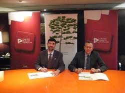 Eric Gancedo Holmer, consejero de Banco Popular y Mario Calvo Bonacho, director de la Fundaci�n Apadrina un �rbol,
