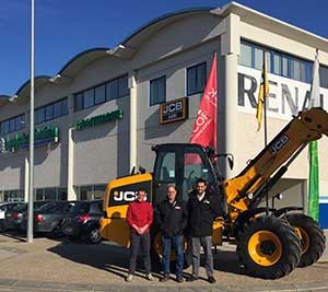 Junto a Rom�n Espada �director Comercial de JCB para el sector agr�cola-, situado a la derecha, dos de los socios, Carlos Claver�a y Rub�n Taul�s...