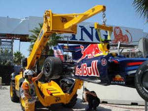 El monoplaza de Vettel desplazado con la maquinaria de JCB