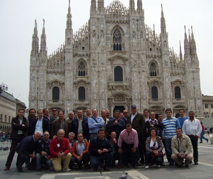 Fotografa de grupo ante la catedral de Miln