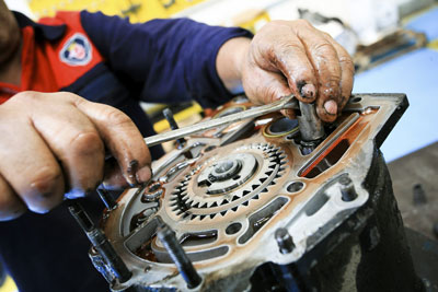 Un operario de Scania reparando una pieza de un camin