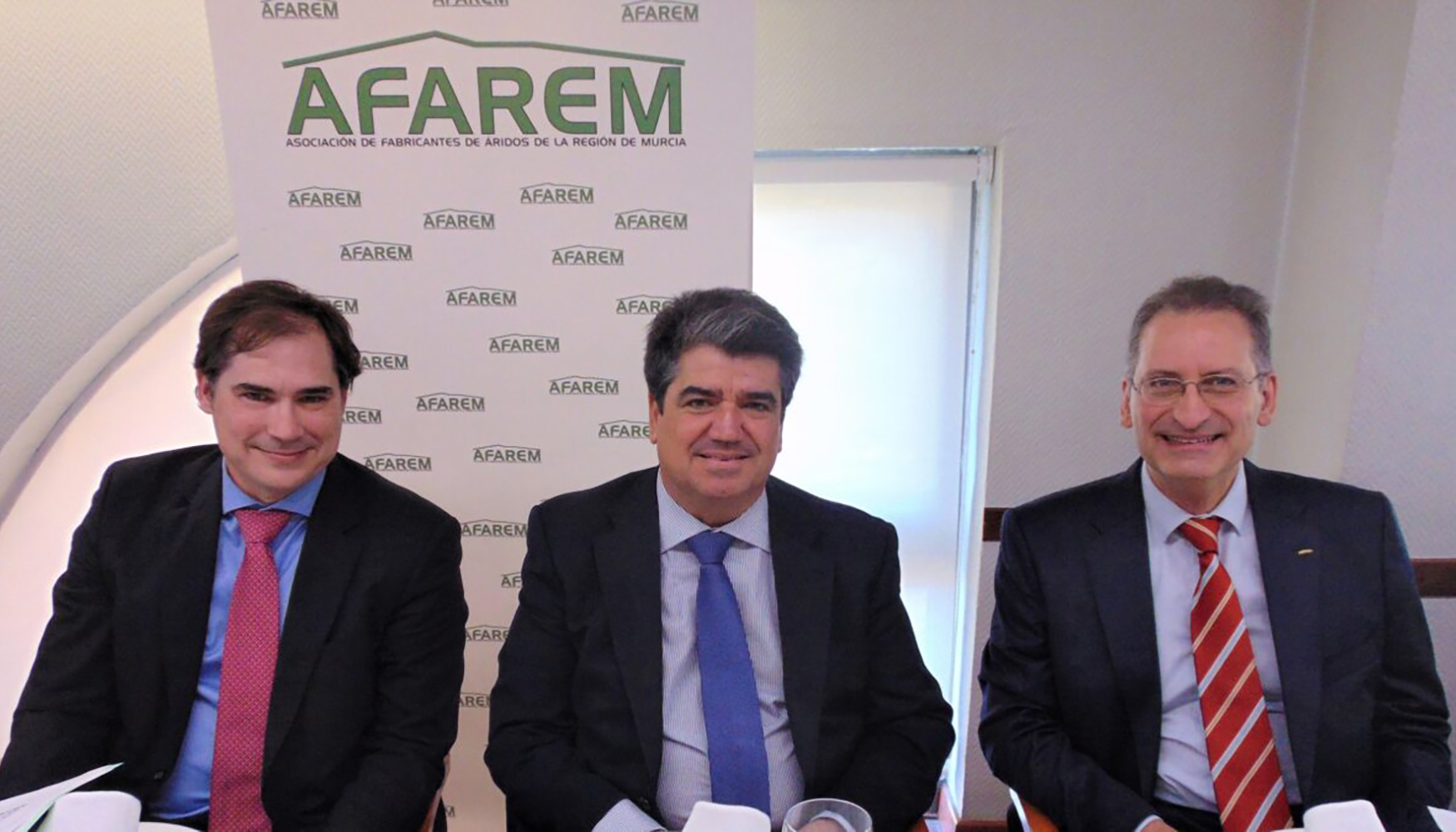 De izquierda a derecha: Eduardo Martn, nuevo presidente de Afarem, Jos Garca-Balibrea, expresidente, y Jos Miguel Rubio, exsecretario...