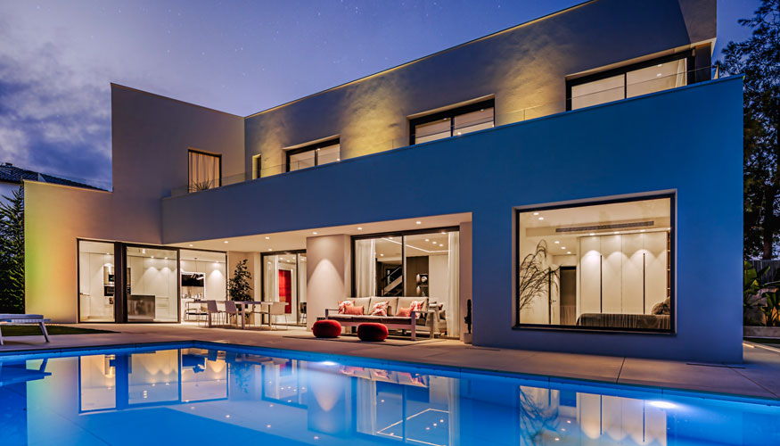 Esta espectacular vivienda de 3 plantas con jardn y piscina, se ha diseado para que sea funcional e inteligente...