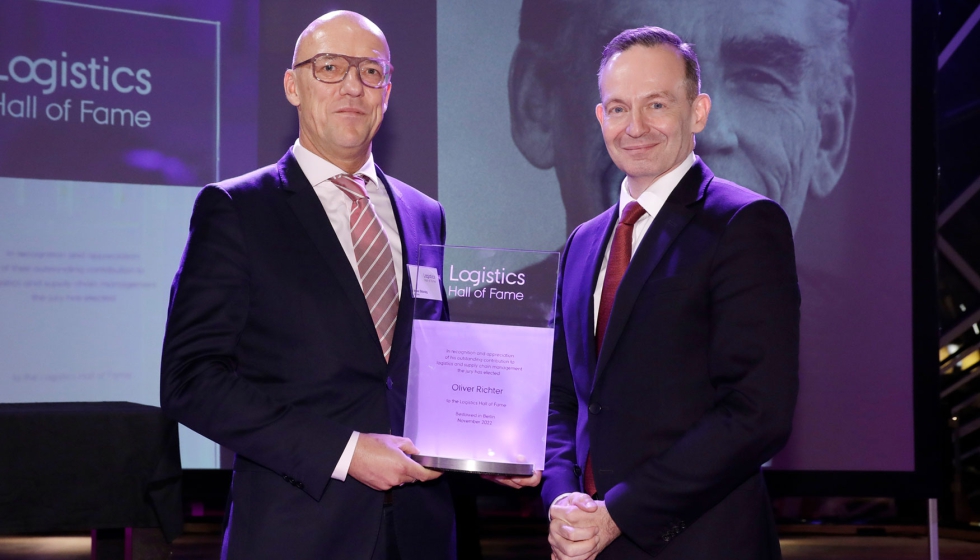 Volker Sdunzig, vicepresidente snior de CHEP para Europa Central y del Este, recibe el premio de manos del ministro alemn...