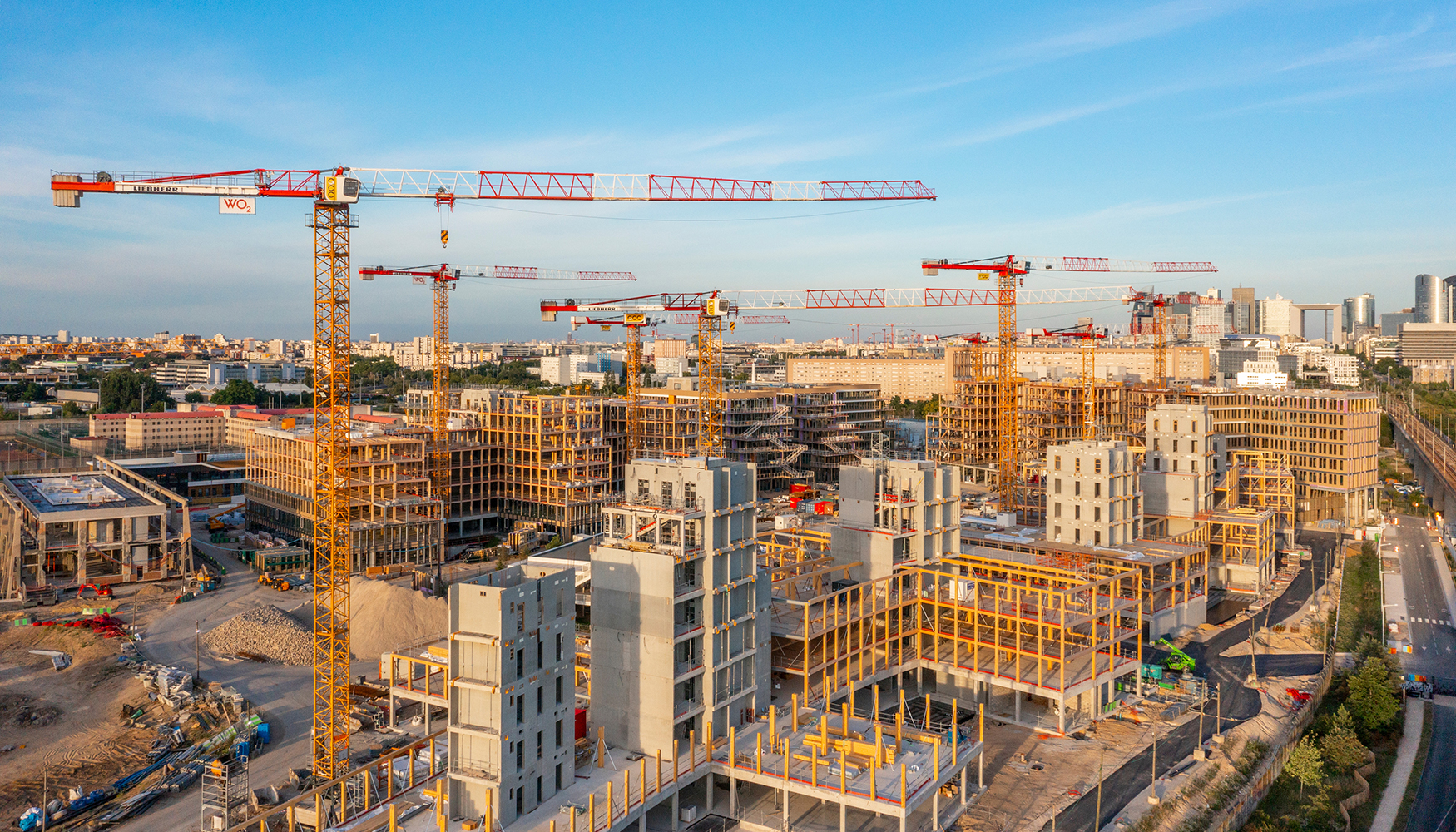 Las gras de la serie EC-B de Liebherr son el socio perfecto para el mayor campus de madera de Europa