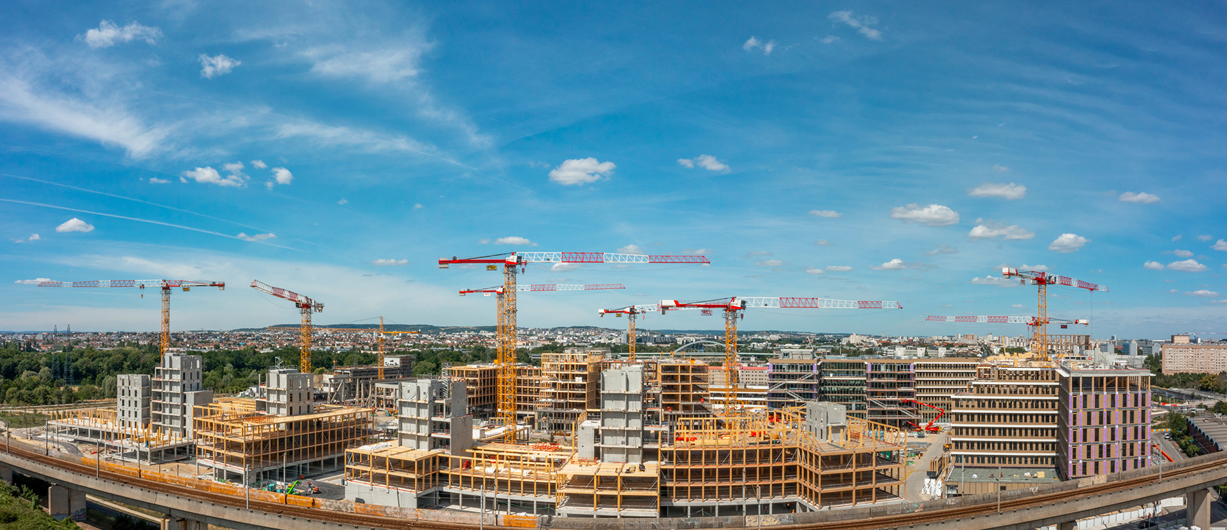 Diez gras Flat Top de Liebherr participan en la construccin del 'Arboretum' en Francia