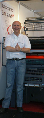 Juan Carlos Montesinos, en el stand de Per-f-off-set de Ipex 2010