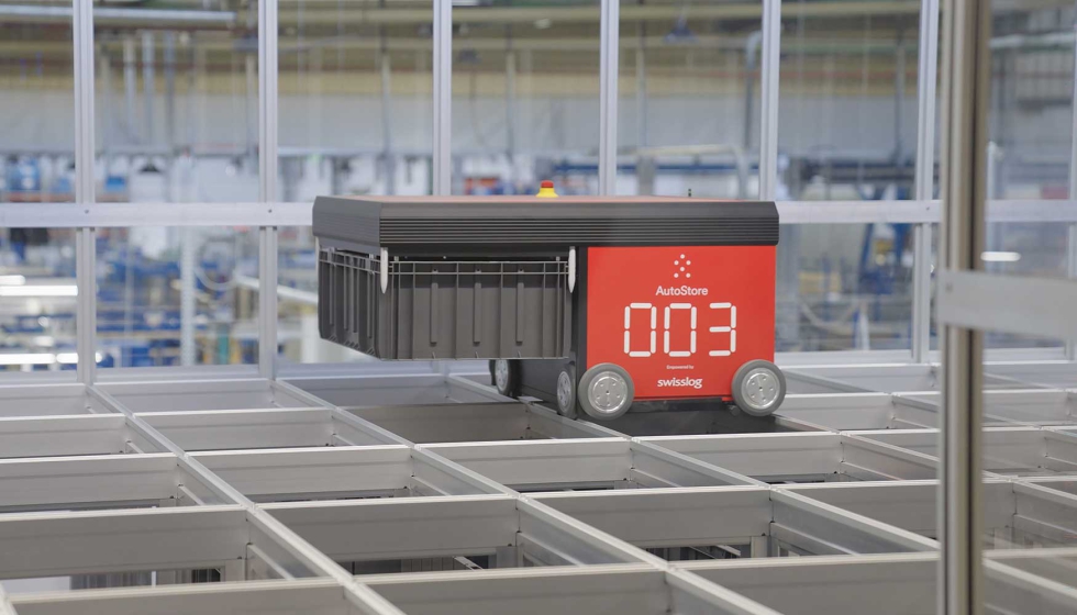 Los robots como el que se muestra en la imagen gestionan 7.500 contenedores en el almacn automatizado de la fbrica de Roto en Kalsdorf (Austria)...