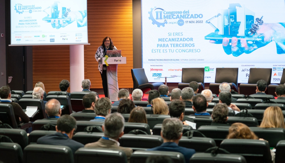 Nria Saln Ballesteros, presidenta de la Sociedad Catalana de Tecnologa, responsable de presentar y conducir el evento...