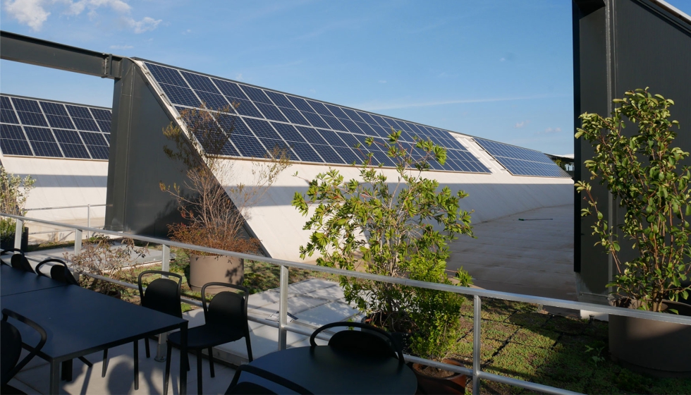 Placas solares en cubierta para la generacin de energa. Foto: iARQCO