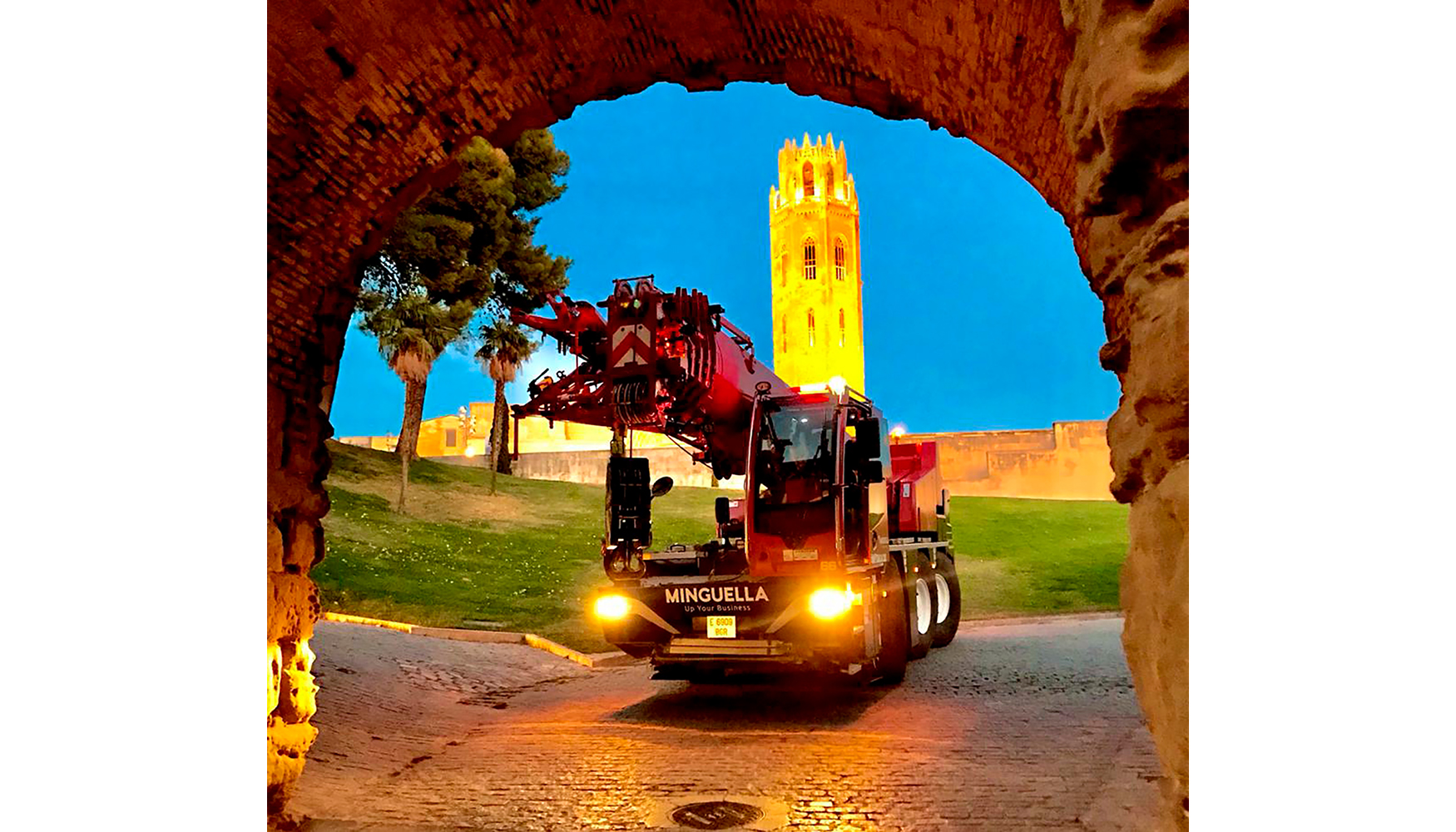 La campana Mnica de 'La Seu Vella' vuelve a casa gracias a la gra compacta Liebherr LTC 1050-3.1 de Gras Minguella