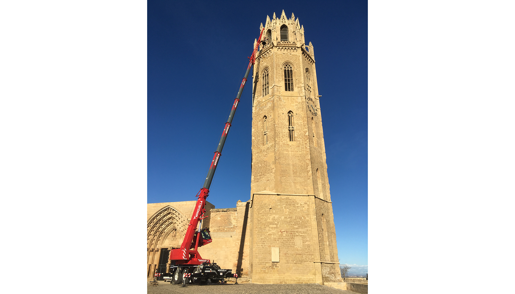 La campana Mnica de la catedral de Lrida tiene un peso de 1,5 toneladas y fue elevada a 40 metros, con un radio de 15 metros...