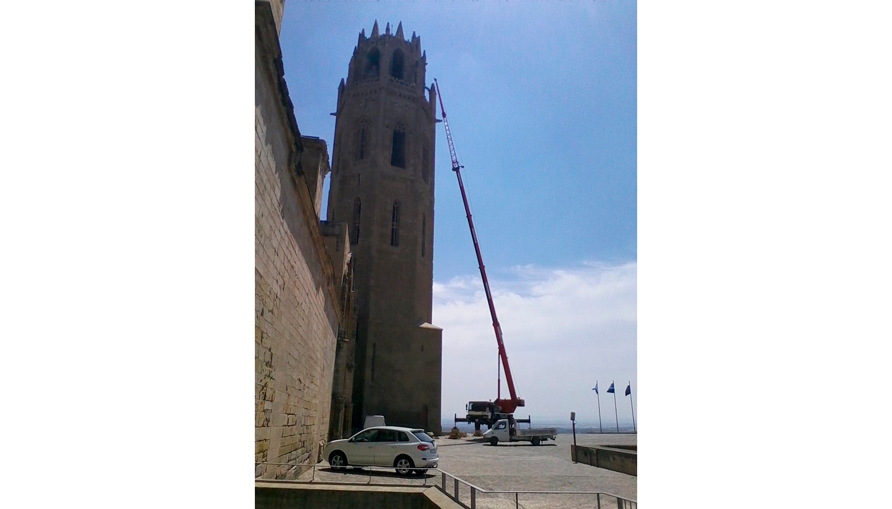 Hace 25 aos, la gra mvil Liebherr LTM 1030 de Gras Minguella realiz trabajos de mantenimiento en la campana Mnica...