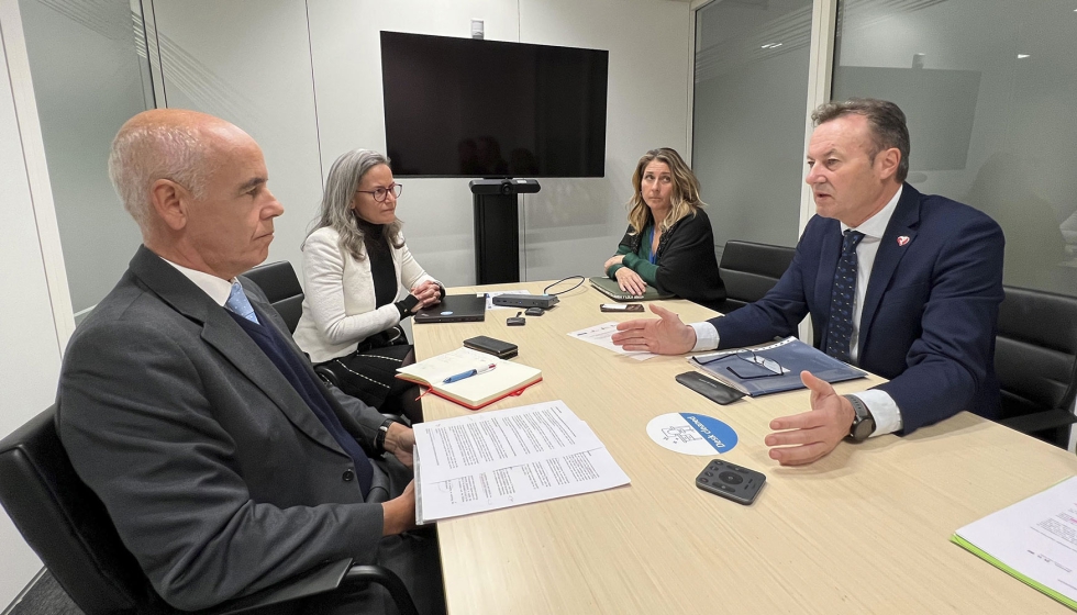 Reunin de Guillermo Blanco, consejero de Desarrollo Rural, Ganadera, Pesca, Alimentacin y Medio Ambiente del Gobierno de Cantabria...