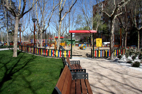 Los parques disponen tambin de zonas infantiles, al igual que de otras zonas de recreo