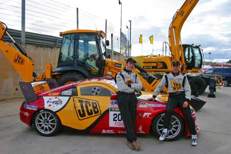 Roberto Sanjuan y Pedro Aguilera, junto a su Nissan 350 Z patrocinado por JCB, en el circuito del Jarama