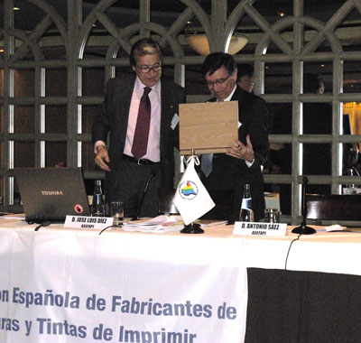 Antonio Sez recibe una placa de agradecimiento por parte del presidente de Asefapi, Jos Farrs