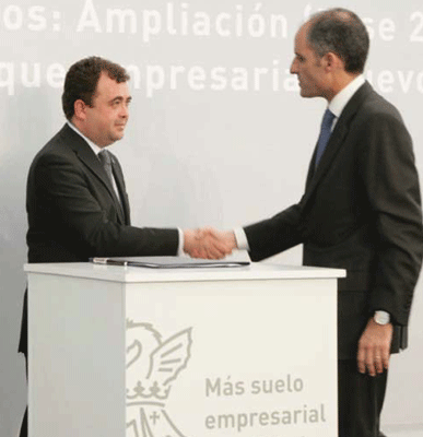 Imagen de Francisco Camps, presidente de la Generalitat valenciana, saludando al alcalde de Utiel Jos Luis Ramrez Ortiz...
