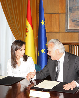 La ministra de Vivienda, Beatriz Corredor junto a Ricardo De Ramn, delegado general de Saint-Gobain para Espaa...