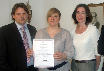 El certificado UNE 166002, mostrado por los trabajadores de Jumel Alimentaria