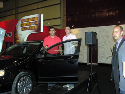 Los responsables de la Ferretera Trillar recogen su premio. A la derecha, Antonio Chacn, gerente de Ancofe, hizo entrega del Volkswagen Passat...