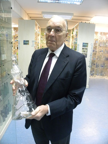 El Dr. Benet Oliver-Rods junto a una de las botellas de su coleccin