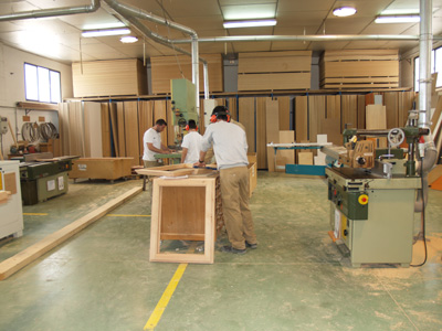 Uno de los talleres de Cemer donde los alumnos se forman en varias disciplinas del sector de la madera