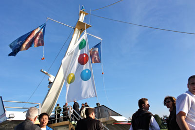 La bandera de la K en el barco que llev a los periodistas por el Rhin