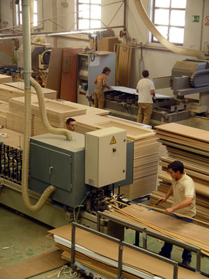 Hoy por hoy, la industria de la carpintera industrializada de madera depende de la rehabilitacin por la crisis que vive la obra nueva...