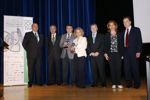 Entrega del premio 'Madre Tierra' al CSN y Enresa durante el 8 Congreso de la Recuperacin y el Reciclado