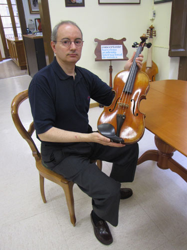 Jordi Pinto, current director of Casa Parramon, with one of his violas