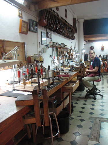 Jordi Trmens, uno de los restauradores de Casa Parramon, en el taller