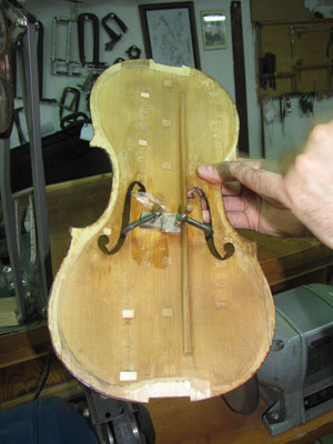Jordi Pinto shows the repair of a cleft at the top of a violin, reinforcing it with a few small cubes in the interior of the instrument...
