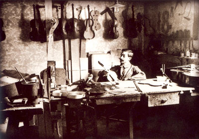 The young Ramon Parramon in the workshop of Casa Parramon, in 1920. Photo: Casa Parramon