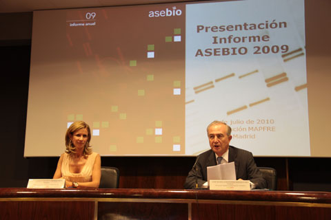 El presidente de Asebio, Jose Mara Fernndez, junto a la ministra de Ciencia e Innovacin, Cristina Garmendia...