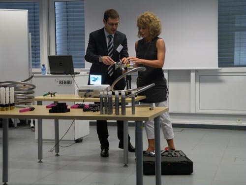 Joan Cubedo made a demonstration of the ease of Assembly of the system aided by one of the participants in the presentation...