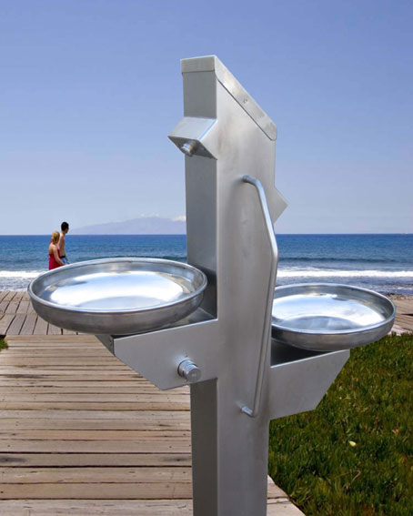 Public fountain in stainless steel, for marine environments