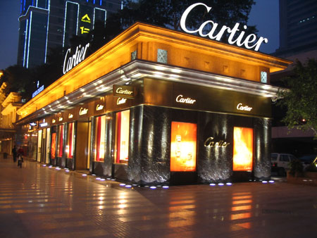 Imagen de un establecimiento Cartier iluminado con LED