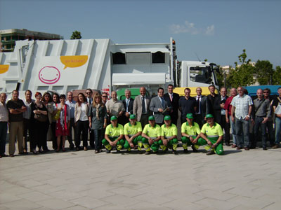 El equipo municipal de Vilanova, con el alcalde a la cabeza, posa con los miembros del servicio de limpieza y personal de Sufi, S.A...