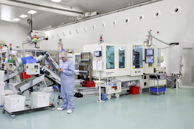 Clean room de la planta de fabricacin de Rexam en Neuchtel, con mquinas elctricas de moldeo por inyeccin...