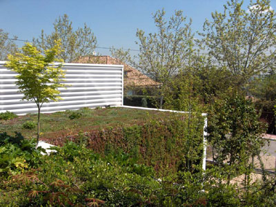 Casa estudio del pintor Luis Gordillo en Villanueva de la Caada (Madrid) con el primer jardn vertical del pas, creado hace nueve aos...