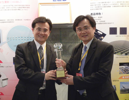 Larry, CEO de M-Com, junto a Lih-Wen Laih, director general de la misma, muestran a Interempresas el premio recibido por su LED solar...