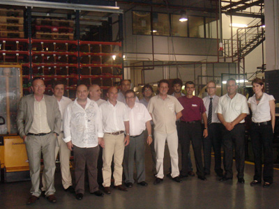 El equipo tcnico-comercial de HepycRF en las instalaciones de la fbrica de Badalona