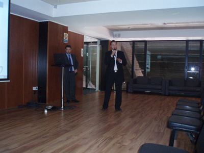 Marc Noguera, del departamento Tcnico de Pro-face y Joaquim Riera (detrs) durante la presentacin que realiz Pro-face...