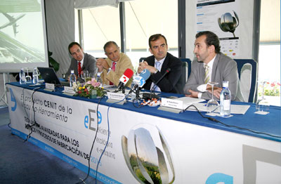 Momento de la presentacin de las conclusiones del proyecto Cenit, con la presencia (de derecha a izquierda) de Pedro Gmez Damborenea...